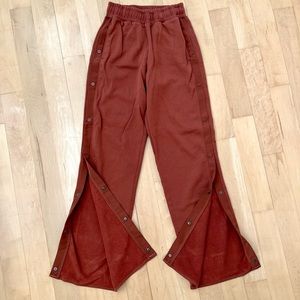 ALO yoga Courtside tear away snap pants